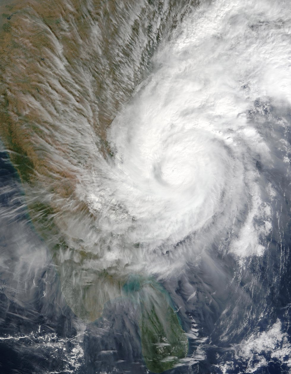 Estado de Andhra Pradesh en el sureste de India azotado por el ciclón tropical 03B a principios del 16 de diciembre de 2003. Los vientos de la tormenta, las fuertes lluvias y las bajas temperaturas obligaron a casi 20,000 personas a abandonar sus hogares. de National Aeronautics and Space Administration National Aeronautics and Space Administration