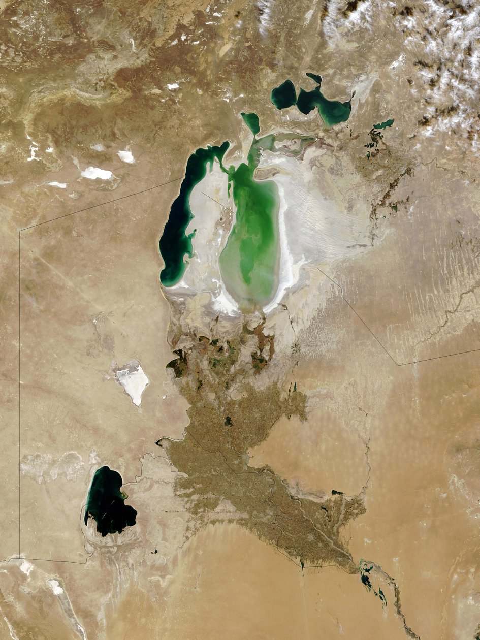 El Mar de Aral, octubre de 2008. Una vez el cuarto mar interior más grande, en el sur de Kazajistán y el norte de Uzbekistán se ha dividido en tres cuerpos de agua. La principal causa de la reducción es la desviación del agua de National Aeronautics and Space Administration National Aeronautics and Space Administration