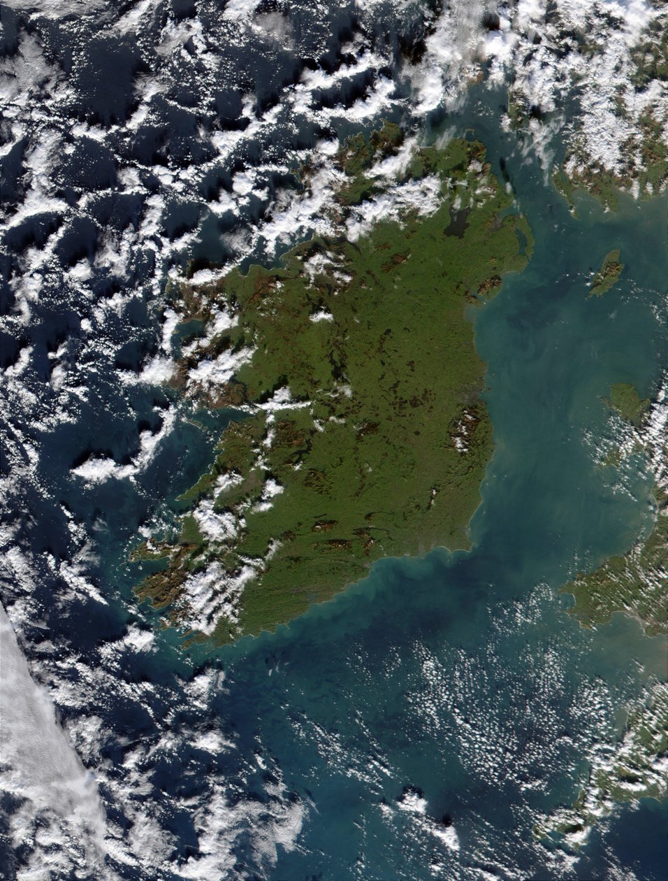 El Mar de Irlanda (derecha) lleno de fitoplancton en esta imagen en color verdadero de enero de 2002. El Mar de Irlanda separa Irlanda (centro) del Reino Unido (derecha). Esta apariencia lechosa probablemente se deba a la presencia de fitoplancton. de National Aeronautics and Space Administration National Aeronautics and Space Administration