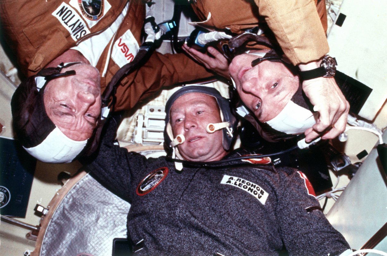 Las dos tripulaciones de la misión conjunta de acoplamiento en órbita terrestre US-USSR ASTP. Fotografía de la NASA. de National Aeronautics and Space Administration National Aeronautics and Space Administration