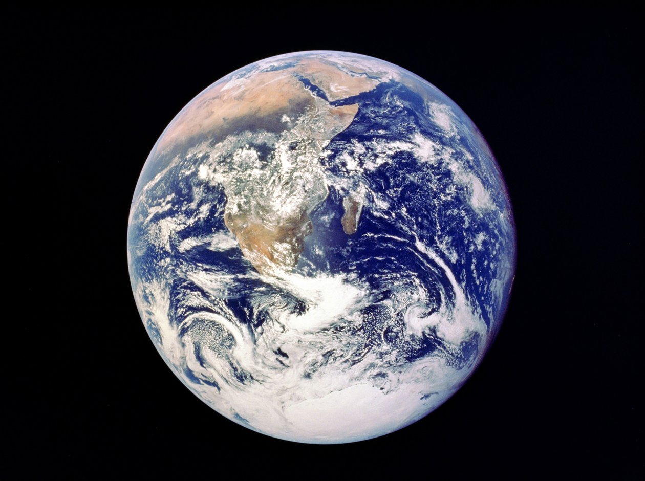 Toda la Tierra desde el espacio - vista desde el Apolo 17 diciembre de 1972. Primera fotografía del casquete polar sur. La mayor parte de África visible también la Península Arábiga y Madagascar (Malagasy). Fotografía de la NASA. de National Aeronautics and Space Administration National Aeronautics and Space Administration