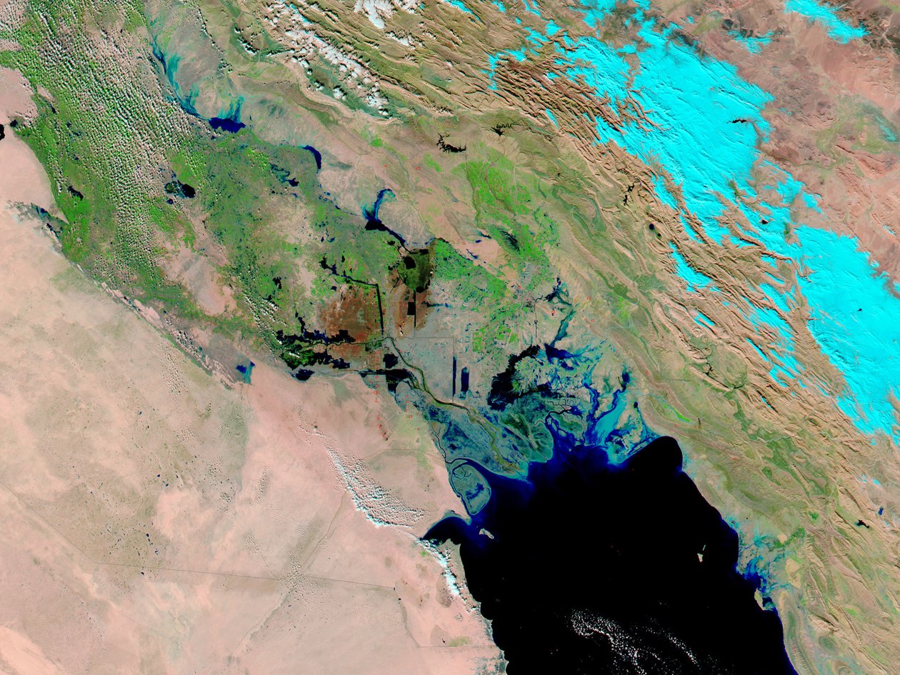 Las lluvias de invierno y posiblemente la nieve derretida de las montañas Zagros de Irán llenan los pantanos y lagos poco profundos del sur y este de Irak. El azul claro son las montañas cubiertas de nieve en Irán. Crédito NASA. Ciencia de National Aeronautics and Space Administration National Aeronautics and Space Administration
