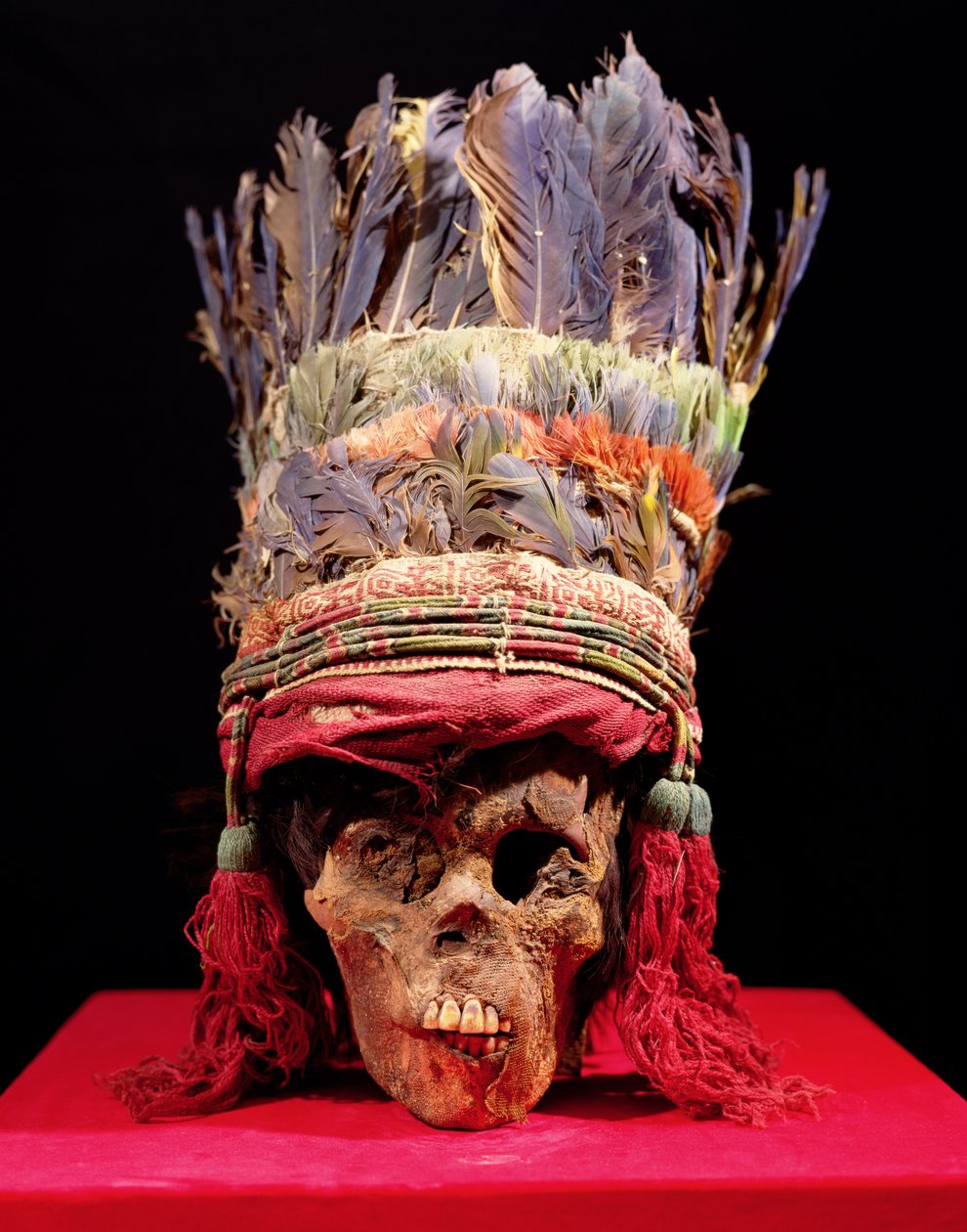 Tocado de plumas en un cráneo, de Perú de Nazca Culture