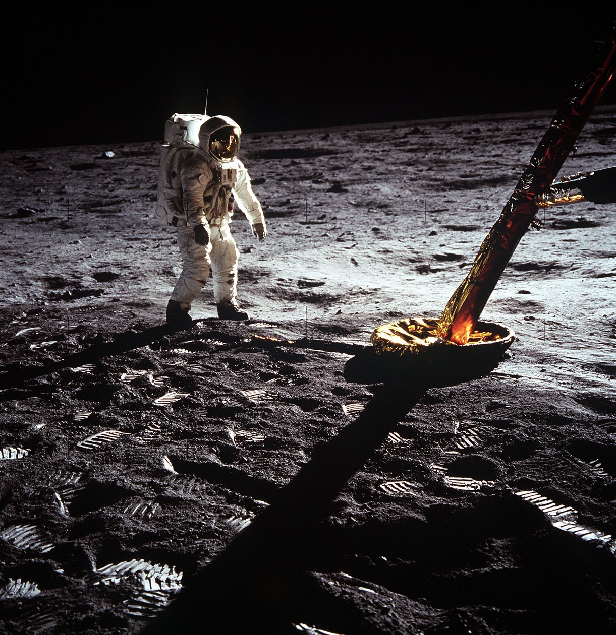 Buzz Aldrin junto a la pierna del Módulo Lunar, misión Apolo II, julio de 1969 de Neil Armstrong