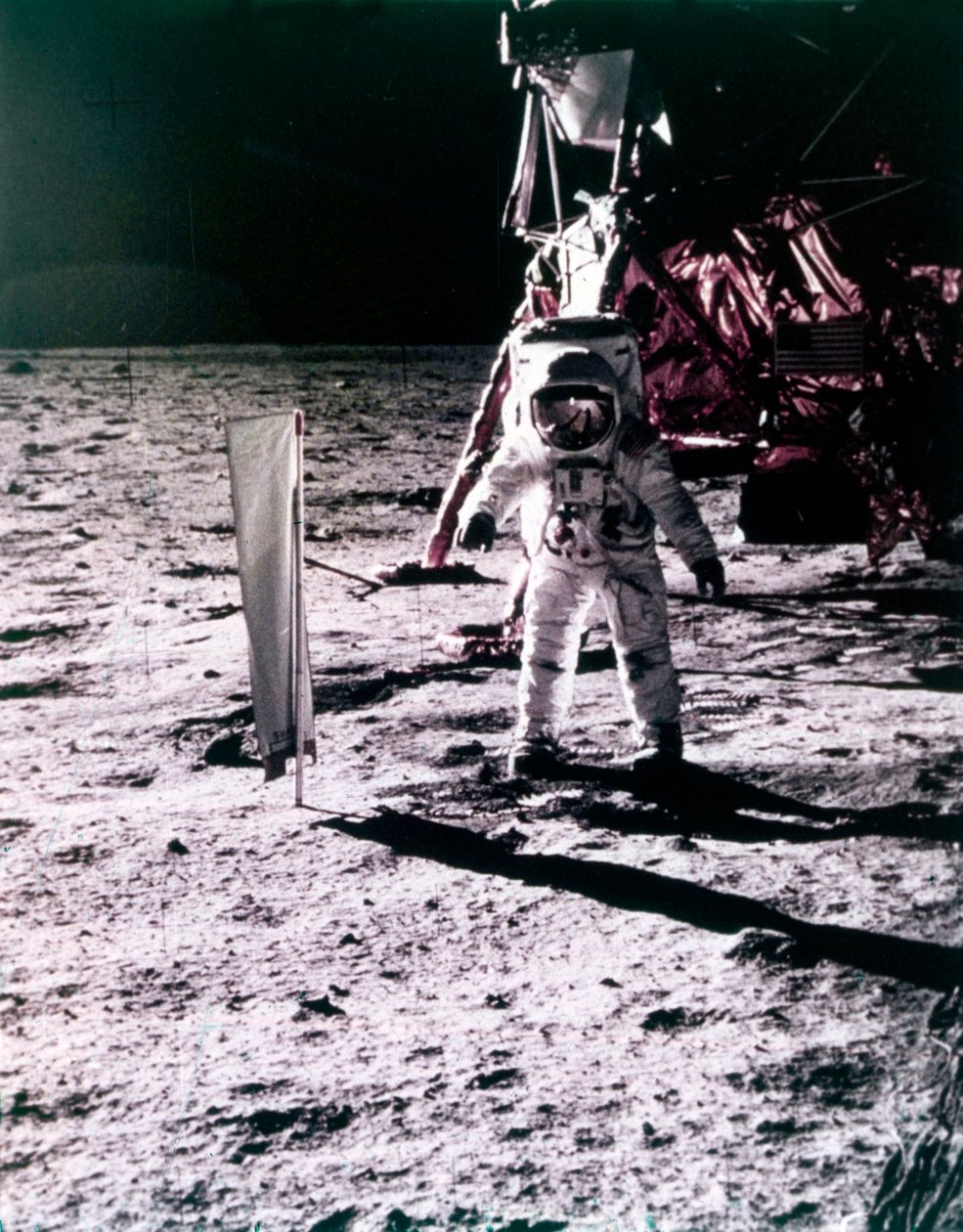 Buzz Aldrin despliega colector de viento solar en la superficie de la Luna, misión Apollo 11, julio 1969 de Neil Armstrong