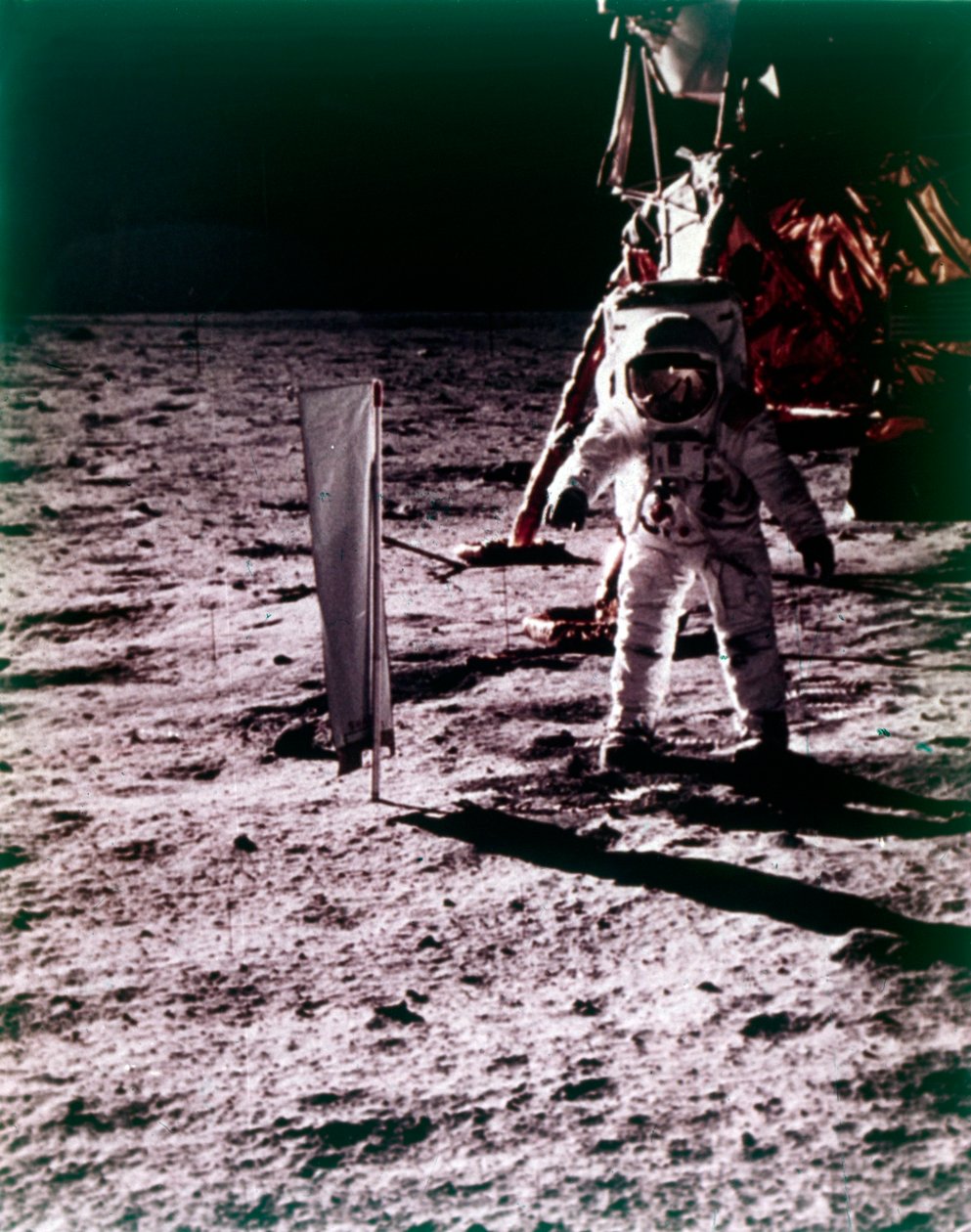 Buzz Aldrin despliega el colector de viento solar en la superficie de la Luna, misión Apollo 11, julio de 1969 de Neil Armstrong