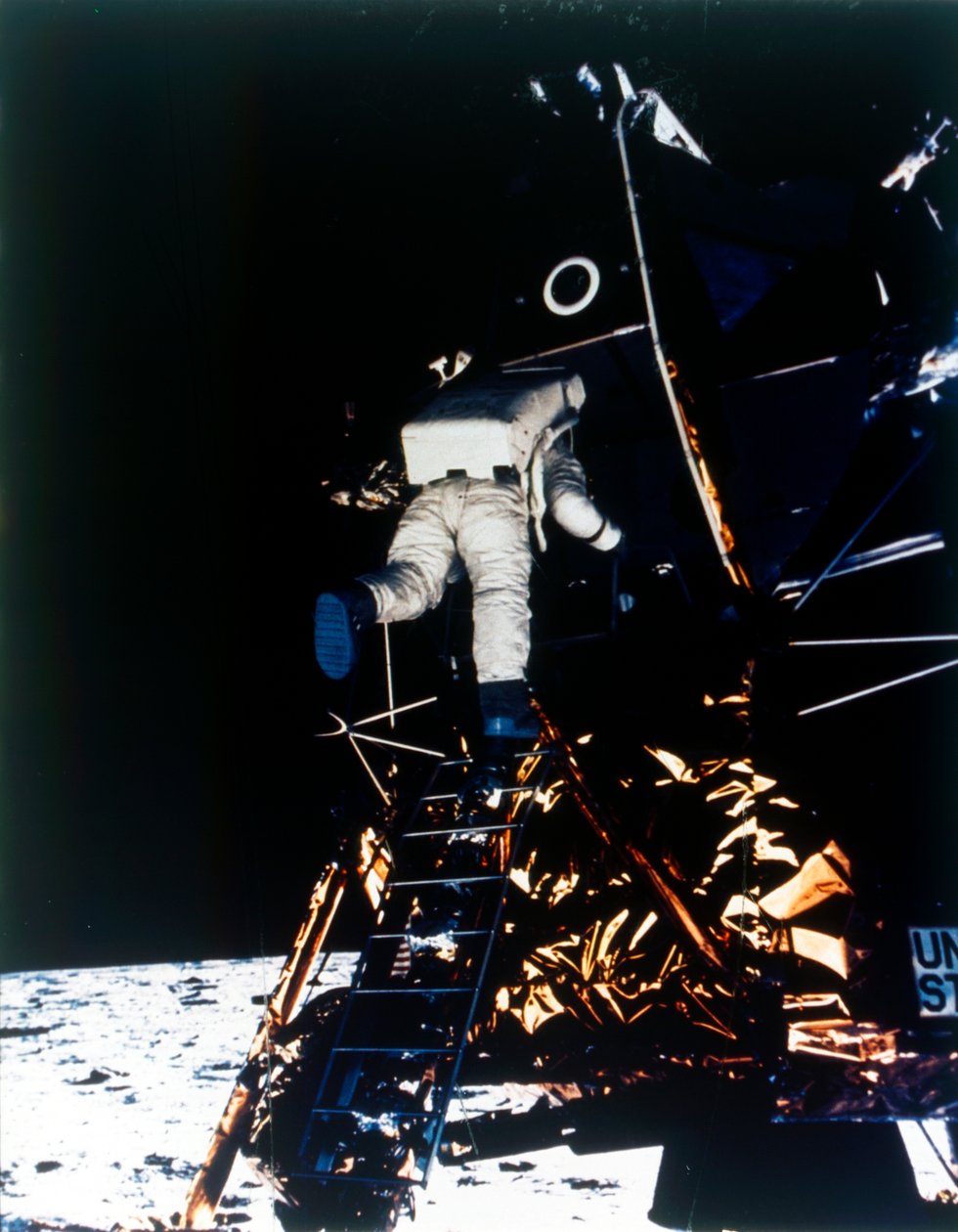Buzz Aldrin desciende del módulo lunar, misión Apollo II de Neil Armstrong