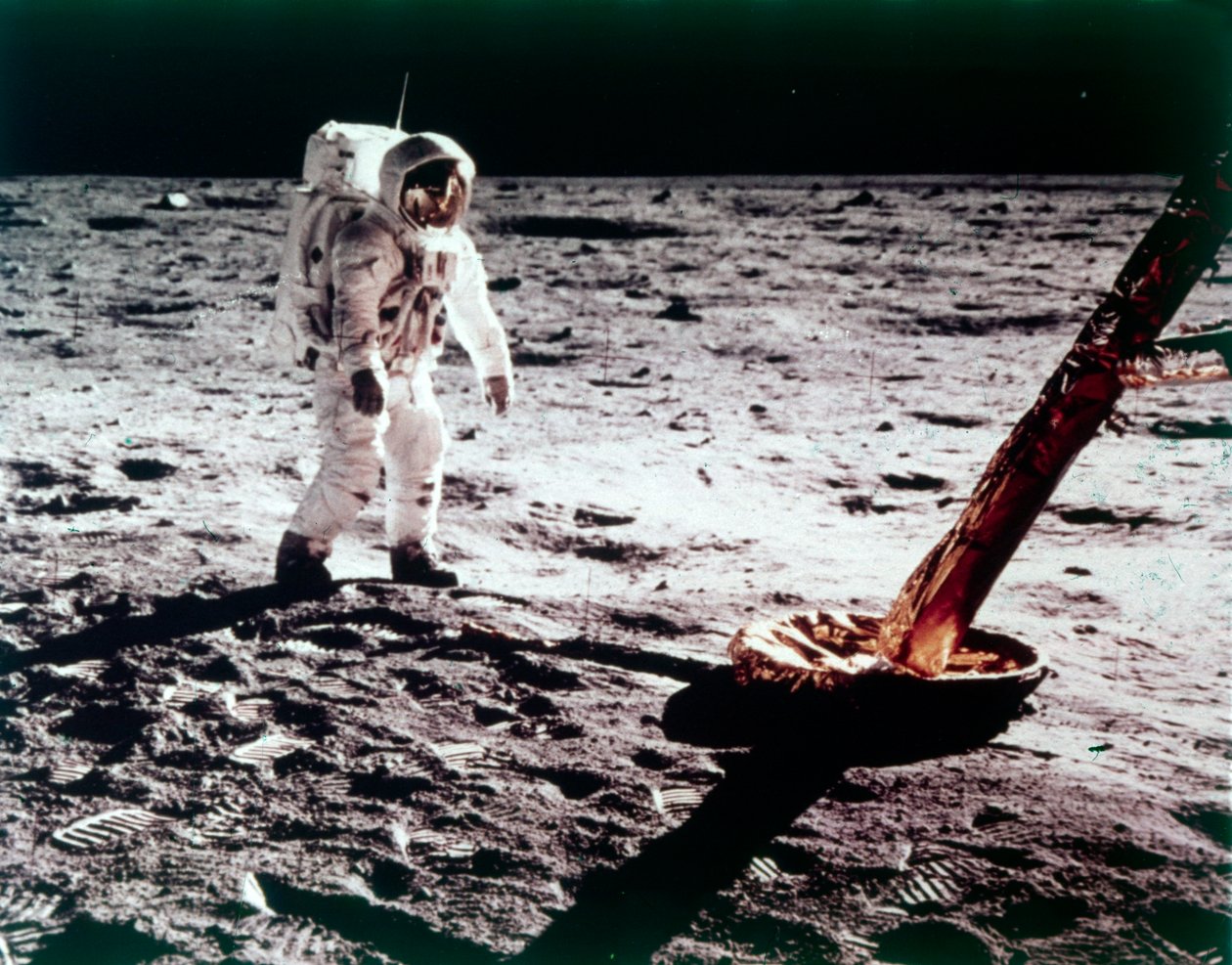 Buzz Aldrin cerca de la pata del módulo lunar en la Luna, misión Apollo 11 de Neil Armstrong