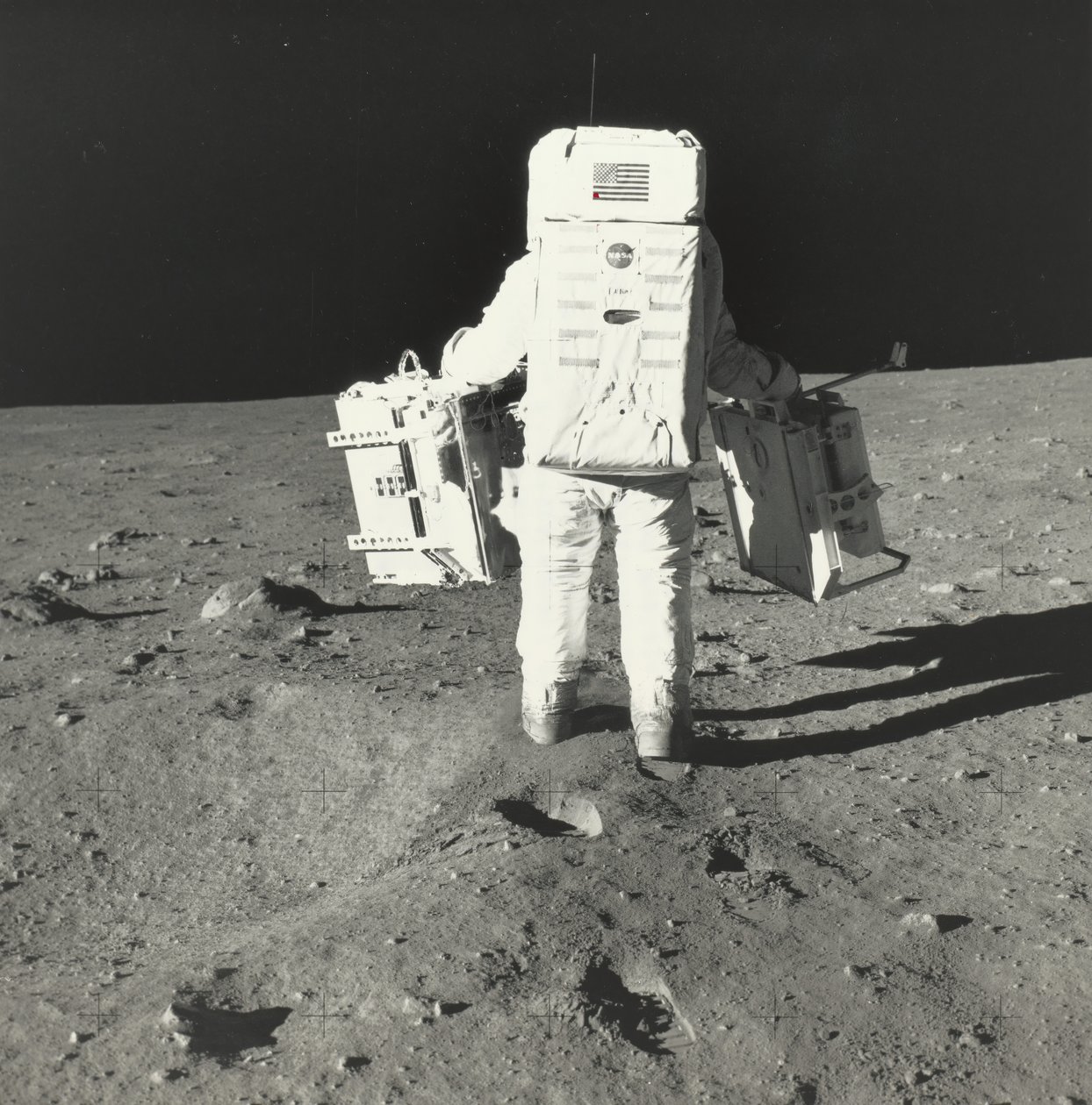 Buzz Aldrin en la Luna con componentes del paquete de experimentos científicos tempranos de Apollo, 1969 de Neil Armstrong