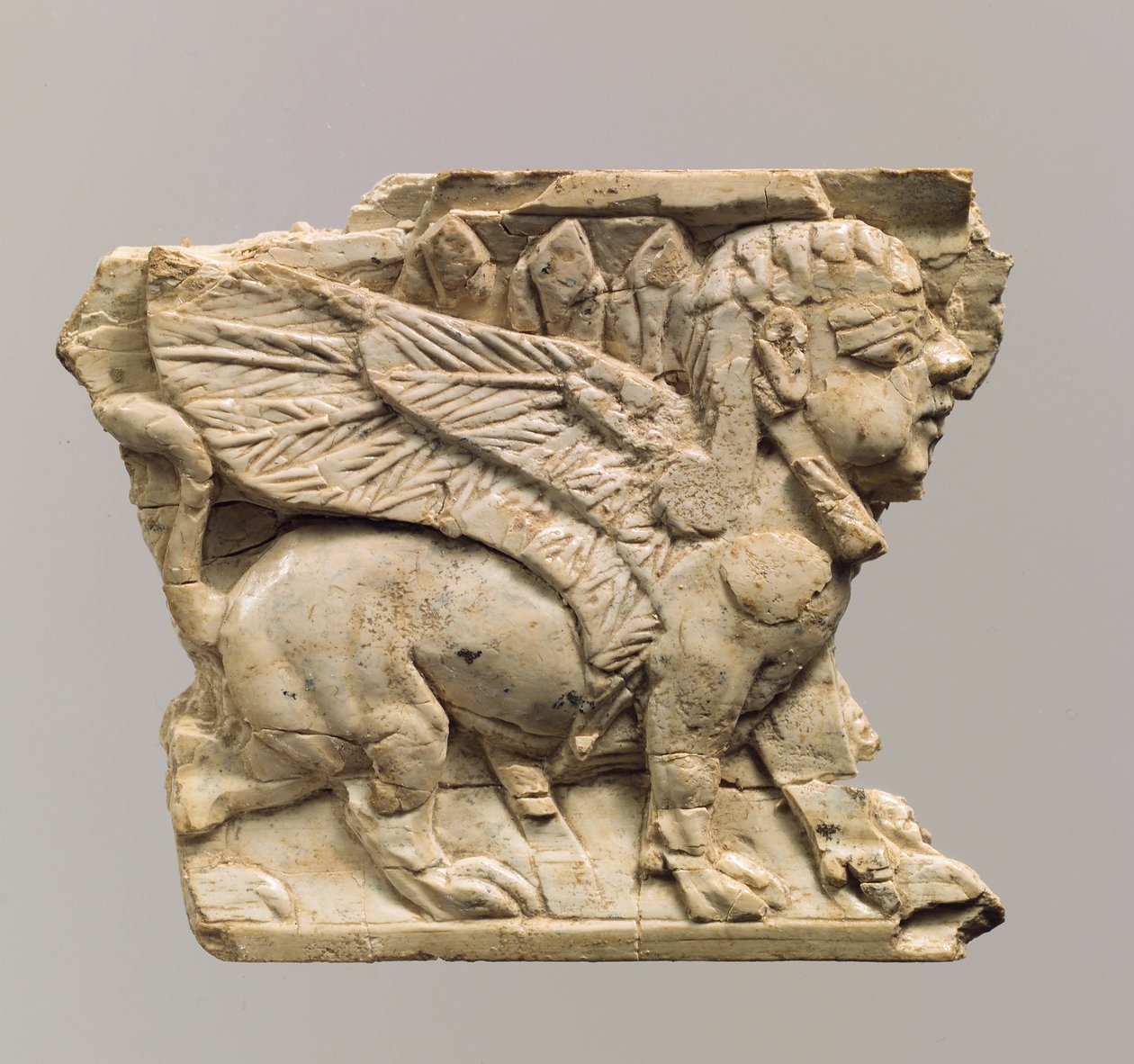 Placa de Mueble Tallada en Relieve con Esfinge, c.9-8 siglo a.C. de Neo Assyrian