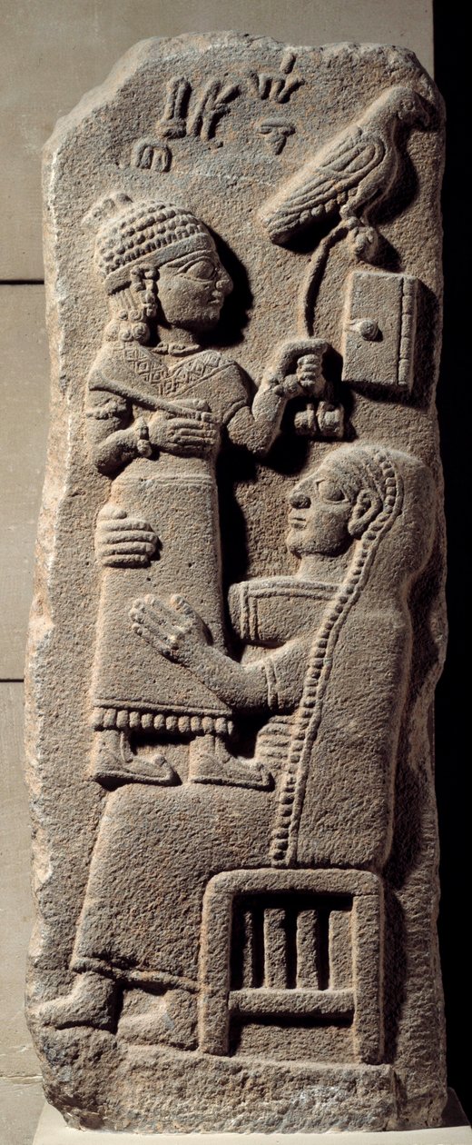 Bajo relieve de basalto que representa al escriba Tarhunpiyas en las rodillas de su madre, sosteniendo la escritura y un halcón de caza. Final del siglo VIII a.C. De Marash, Anatolia. Era neo-hitita (1050-800 a.C.) de Neo-Hittite Neo-Hittite
