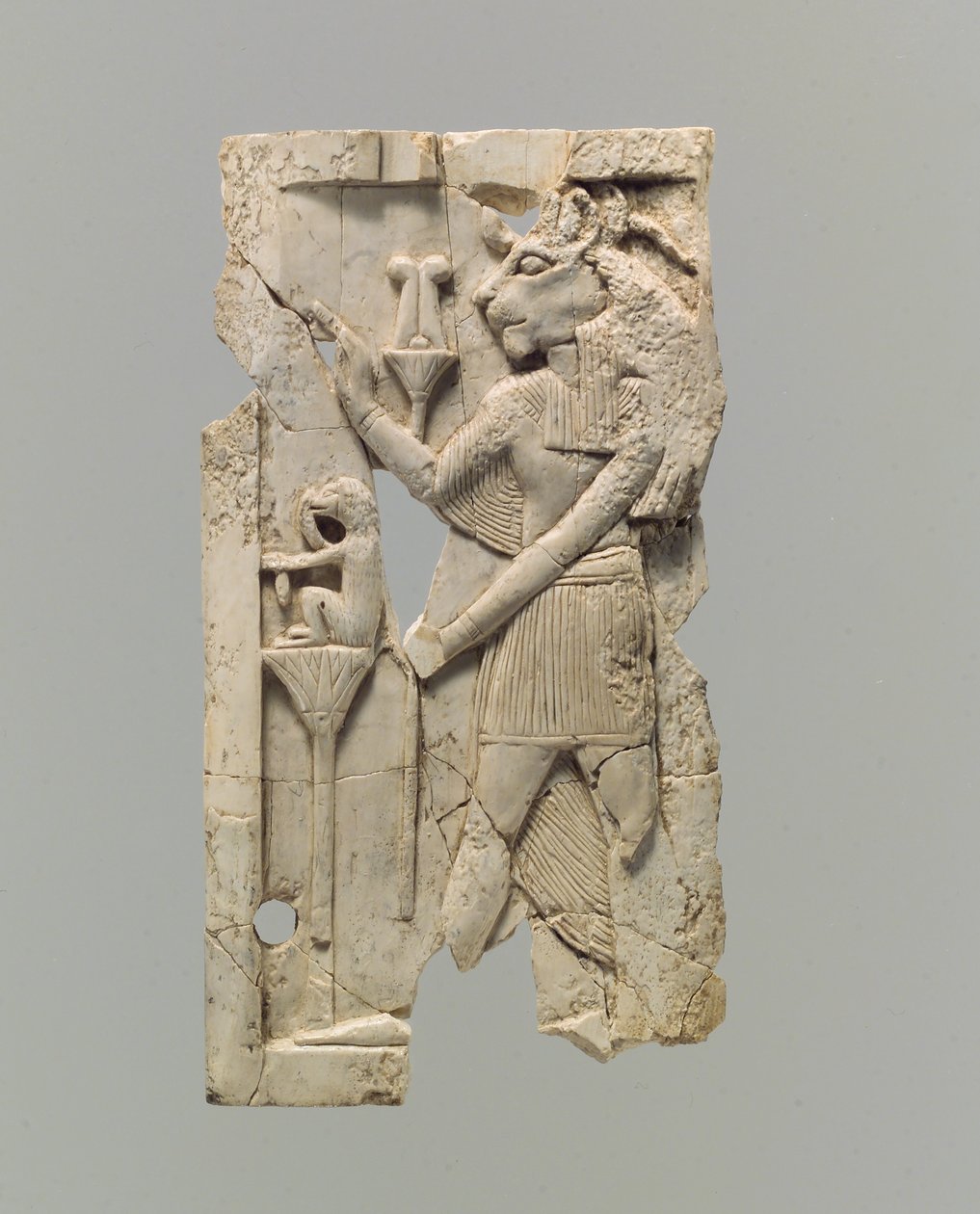 Placa de mueble tallada en relieve con figura de cabeza de león, c.8vo-7mo siglo a.C. de Neo Assyrian