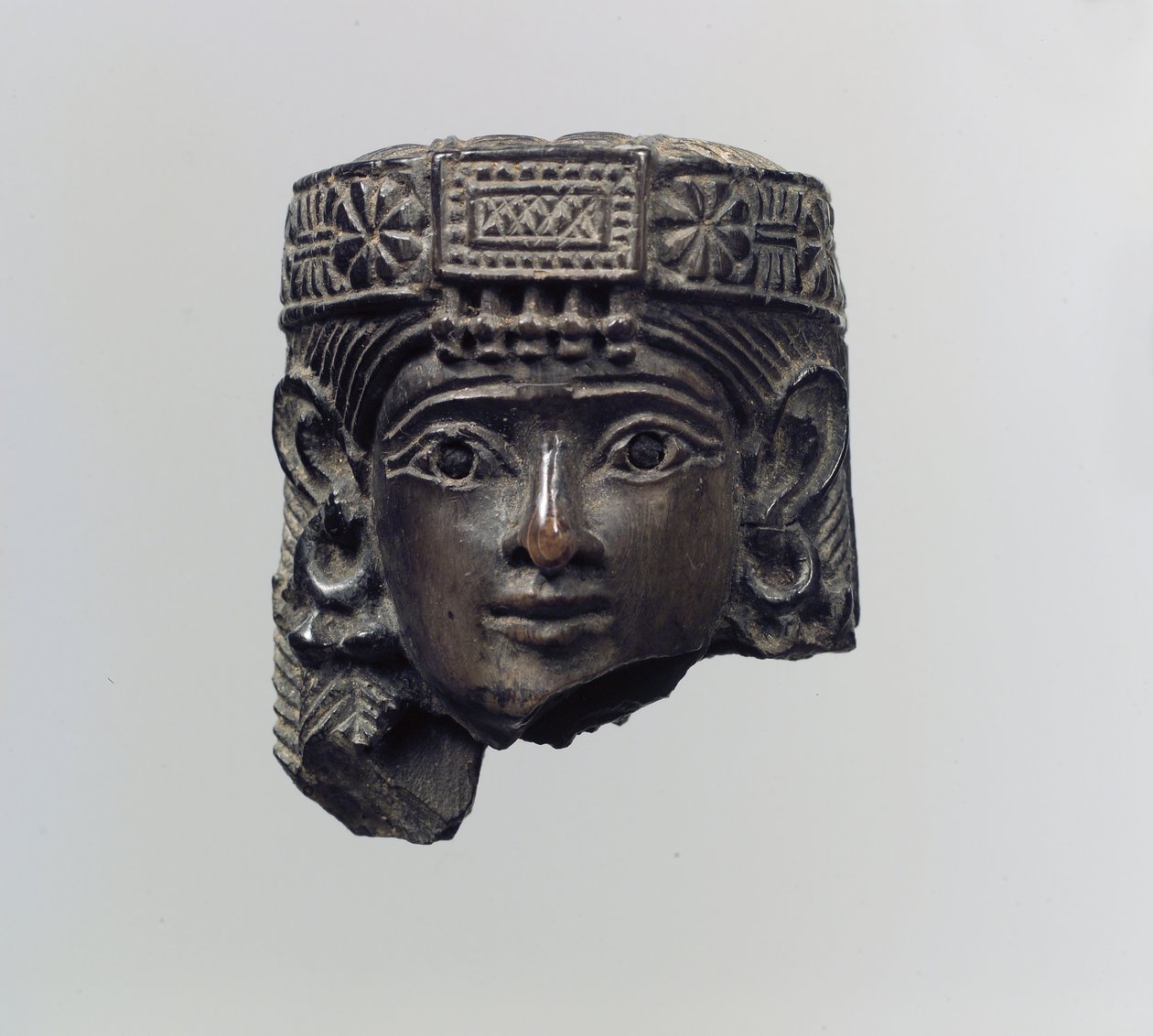 Cabeza de una figura femenina, c.8vo siglo a.C. de Neo Assyrian