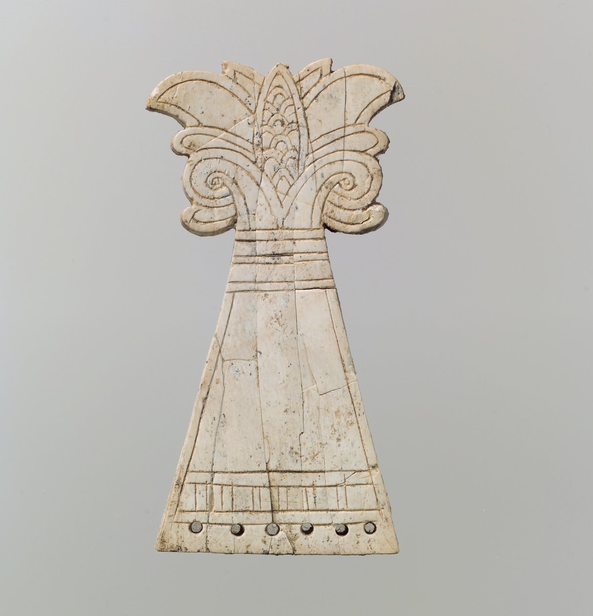 Frontal de caballo incisa tallada en forma de árbol de palmeta voluta floreciente, siglo IX-VIII a.C. de Neo Assyrian