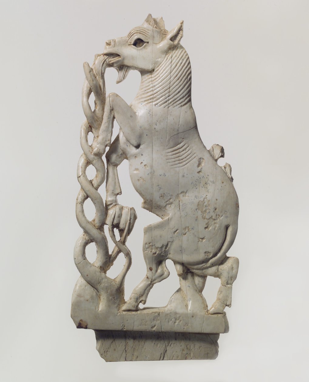 Placa de mueble calada con una cabra encabritada, c. siglo IX-VIII a.C. de Neo Assyrian