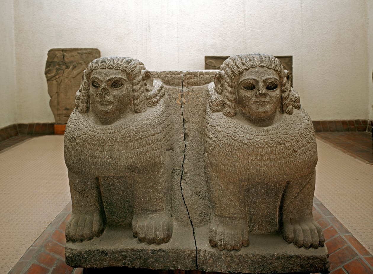 Arte neo-hitita: base de columna en basalto decorada con esfinge. del sitio de Samal (actual Sam