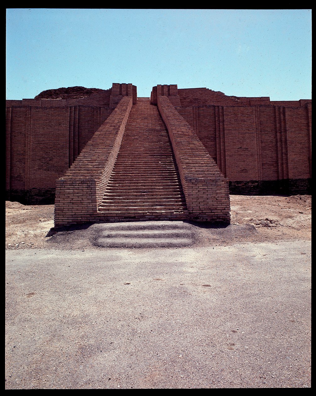 Vista de la escalera del zigurat reconstruido, 2050 a.C. de Neo Sumerian