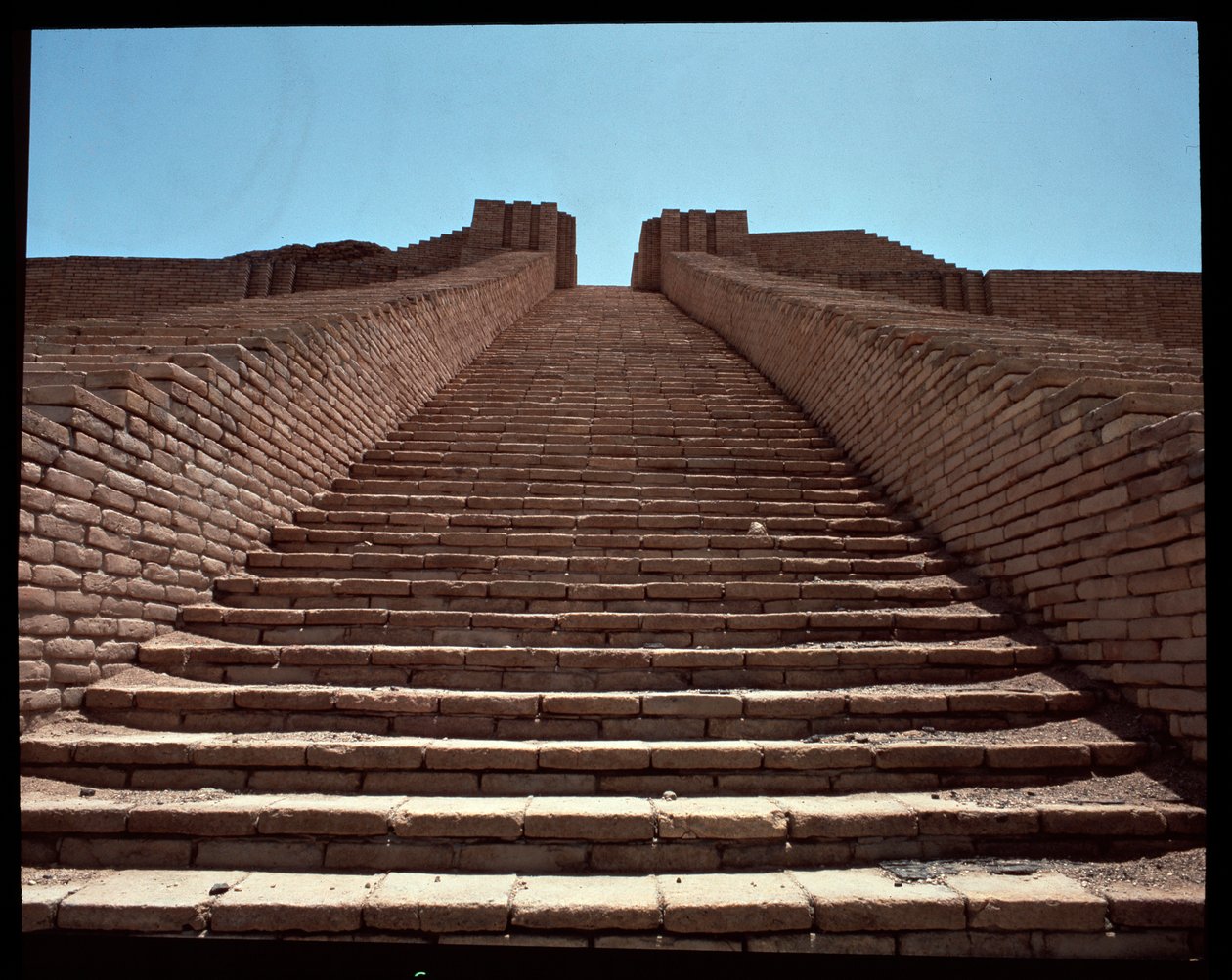 Vista de la escalera del zigurat reconstruido, 2050 a.C. de Neo Sumerian