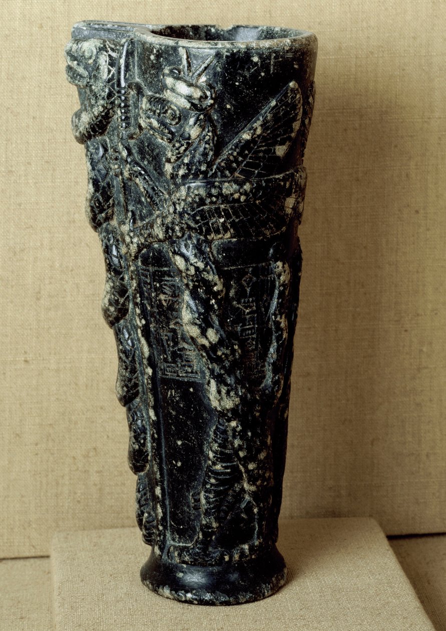 Civilización sumeria: vaso de libación de esteatita del Príncipe Gudea (2141-2122 a.C.). Está decorado con dragones y serpientes. Dim. 23 cm París, Museo del Louvre de Neo Sumerian Neo Sumerian
