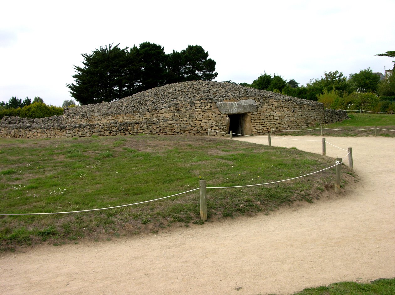 Entrada a la tumba de pasaje, descubierta en 1825 de Neolithic