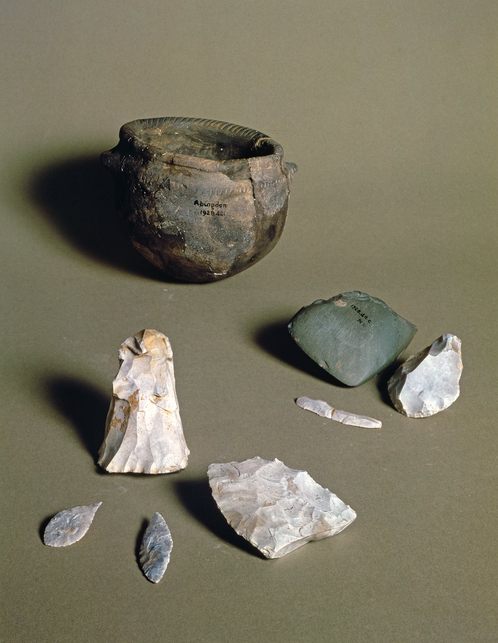 Cerámica, hachas y puntas de flecha, de un campamento neolítico en Abingdon, Berkshire, probablemente 6000-4000 a.C. de Neolithic