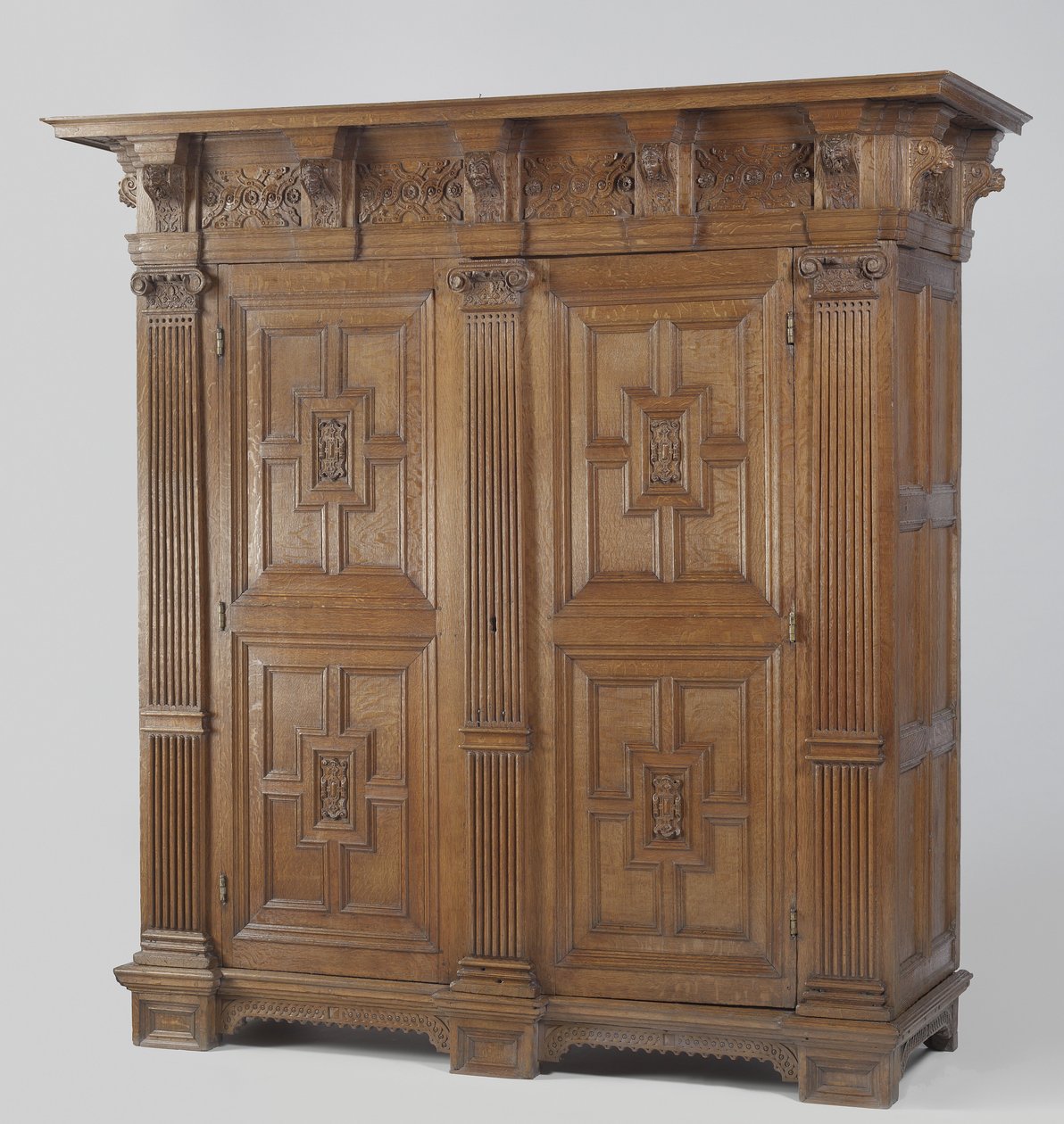 Armario con columnas jónicas de Netherlandish School