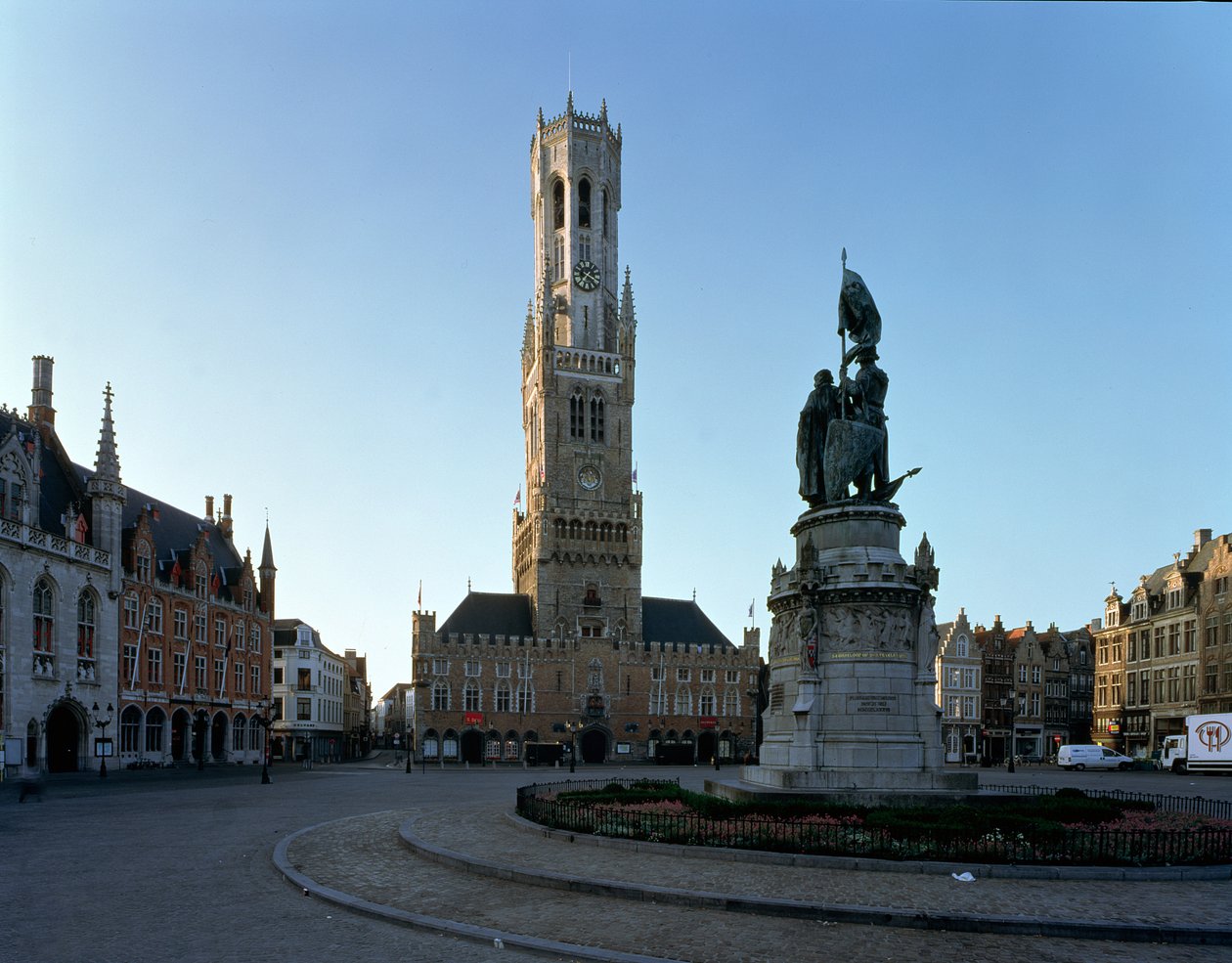 Vista del Campanario, la Halle y la Plaza Principal de Netherlandish School