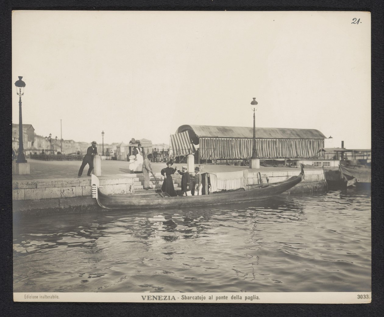 Góndola a lo largo de un embarcadero en el Ponte della Paglia en Venecia Venecia - Sbarcatojo al ponte della paglia (título sobre objeto) de Neue Photographische Gesellschaft