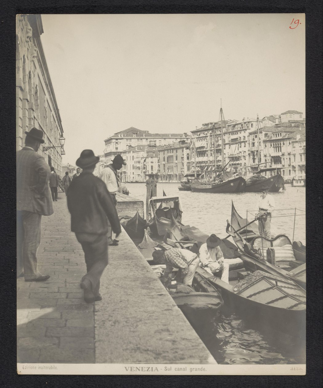Góndolas por el Gran Canal de Venecia Venecia - Sul canal grande (título sobre objeto) de Neue Photographische Gesellschaft
