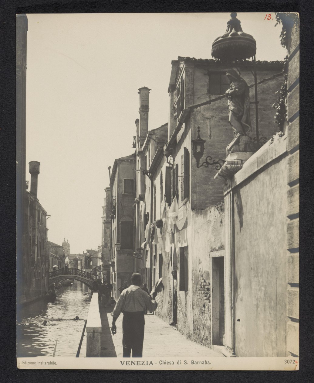 Kade langs de Chiesa di San Barnaba te Venetië Venecia - Iglesia de San Bernabé (título sobre objeto) de Neue Photographische Gesellschaft