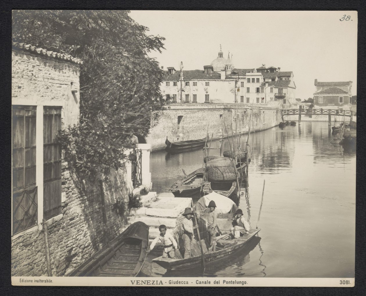 Kanaal te Venetië Venecia - Giudecca - Canal Pontelungo (título sobre objeto) de Neue Photographische Gesellschaft