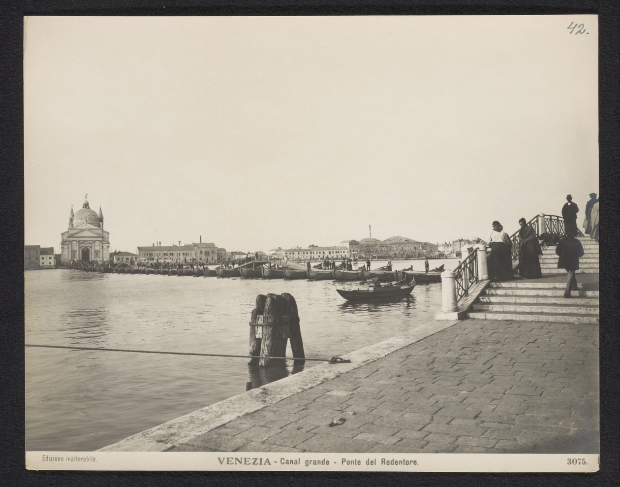 Puente de pontones sobre el Gran Canal de Venecia durante la Festa del Redentore Venecia - Gran Canal - Ponte del Redentore (título sobre objeto) de Neue Photographische Gesellschaft