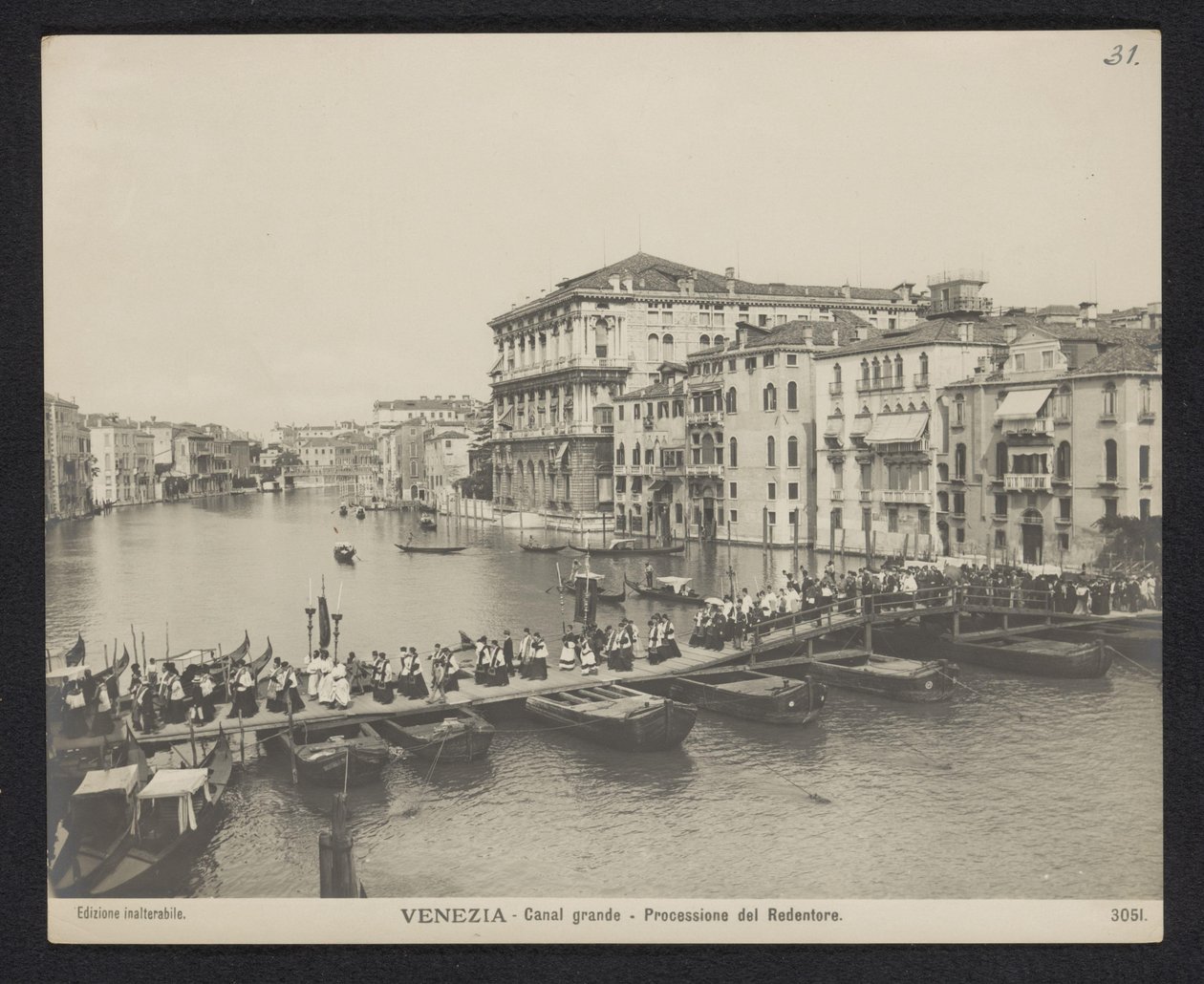 Procesión sobre un puente de pontones en el Gran Canal de Venecia durante la Festa del Redentore Venecia - Gran Canal - Processione del Redentore (título sobre objeto) de Neue Photographische Gesellschaft