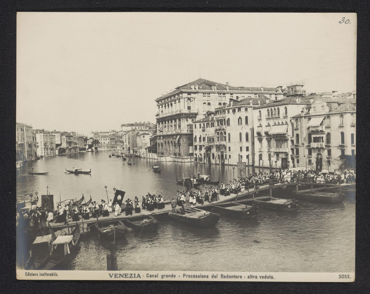 Procesión sobre un puente de pontones en el Gran Canal de Venecia durante la Festa del Redentore Venecia - Gran Canal - Processione del Redentore - altra veduta (título sobre objeto) de Neue Photographische Gesellschaft