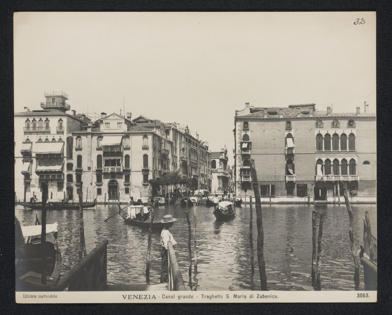 Veerboten cerca de la Iglesia de Santa María del Giglio te Venetië Venecia - Gran Canal - S. Maria di Zobenico ferry (título sobre objeto) de Neue Photographische Gesellschaft