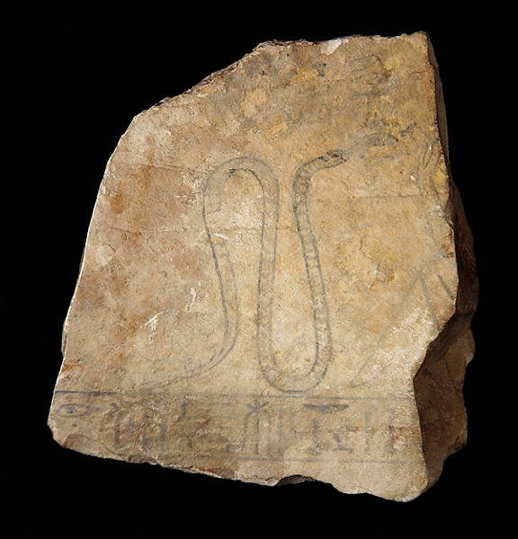 Ostracon decorado con un boceto de una mujer arrodillada frente a una diosa serpiente, posiblemente de Deir el-Medina, dinastía 19-20, 1200-1153 a.C. de New Kingdom Egyptian