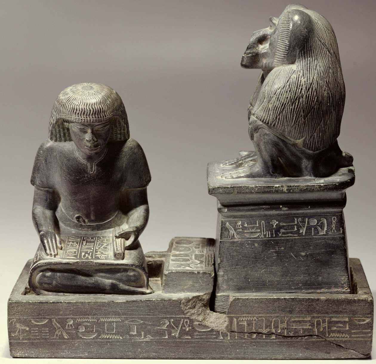 El escriba real Nebmertuf escribiendo bajo la protección del dios lunar Thoth de New Kingdom Egyptian