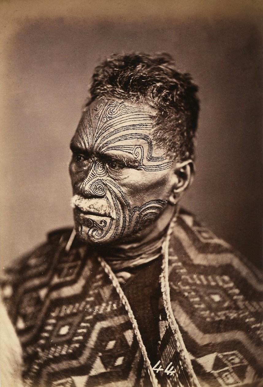 Retrato de un maorí con la cara tatuada, c.1886-88 de New Zealand Photographer
