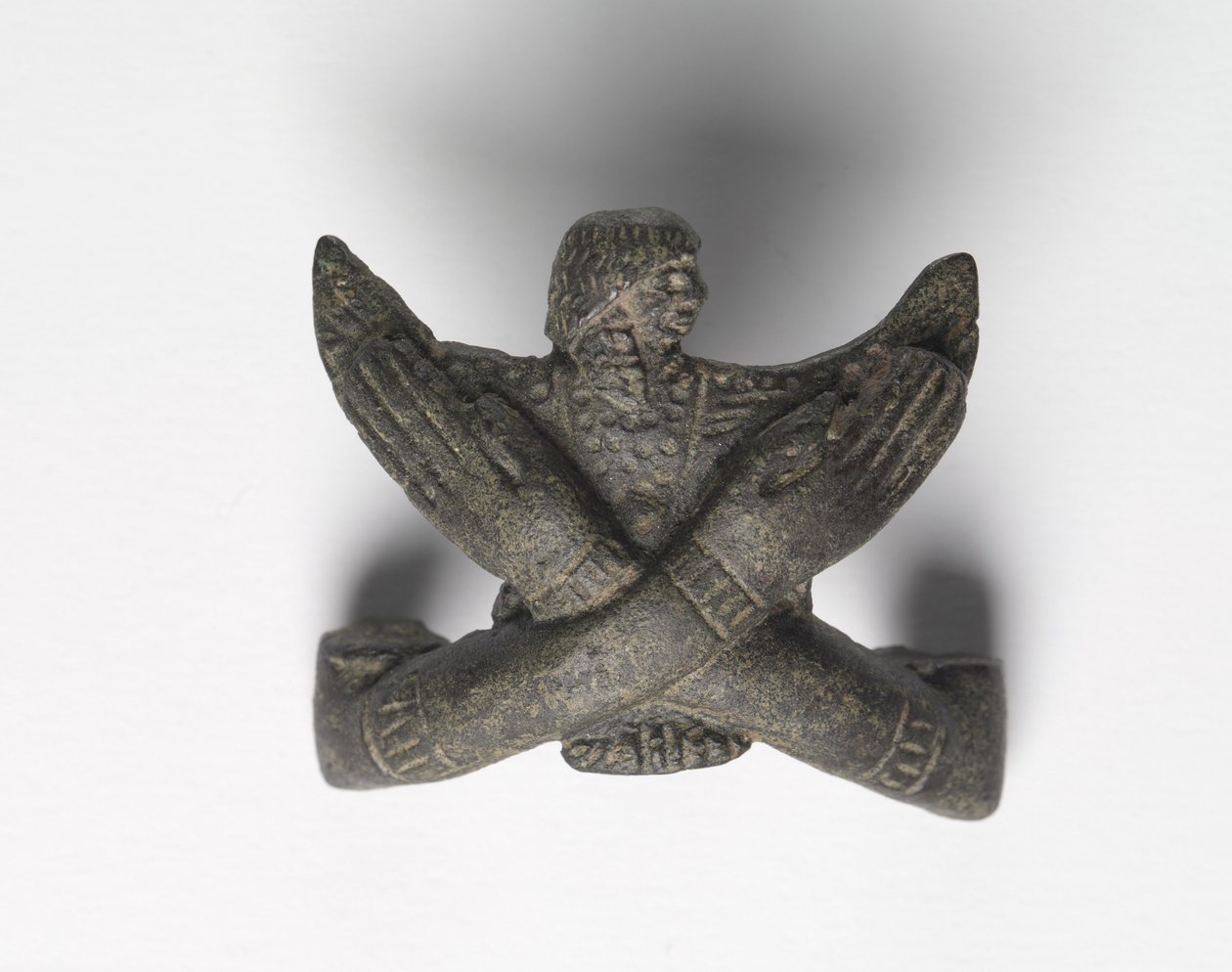 Montura de bronce de un "Paquete Shawabty": Brazos cruzados, finales de la 18ª a principios de la 19ª Dinastía, circa 1336-1256 a.C. de New Kingdom Egyptian