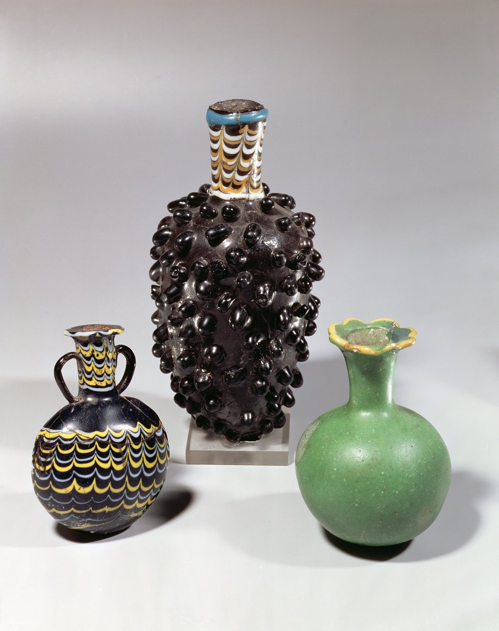 Jarrones egipcios: racimo de uvas, granada y motivo de olas (vidrio) de New Kingdom Egyptian