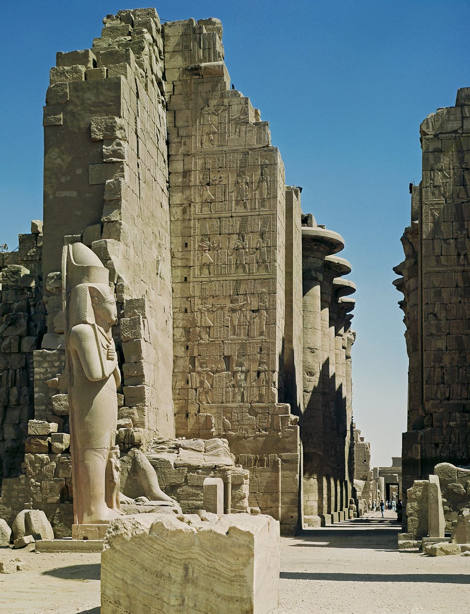 Vista del Gran Patio, la entrada al Salón Hipóstilo y una estatua de Ramsés II (c.1279-1213 a.C.) en el Templo de Amón de New Kingdom Egyptian