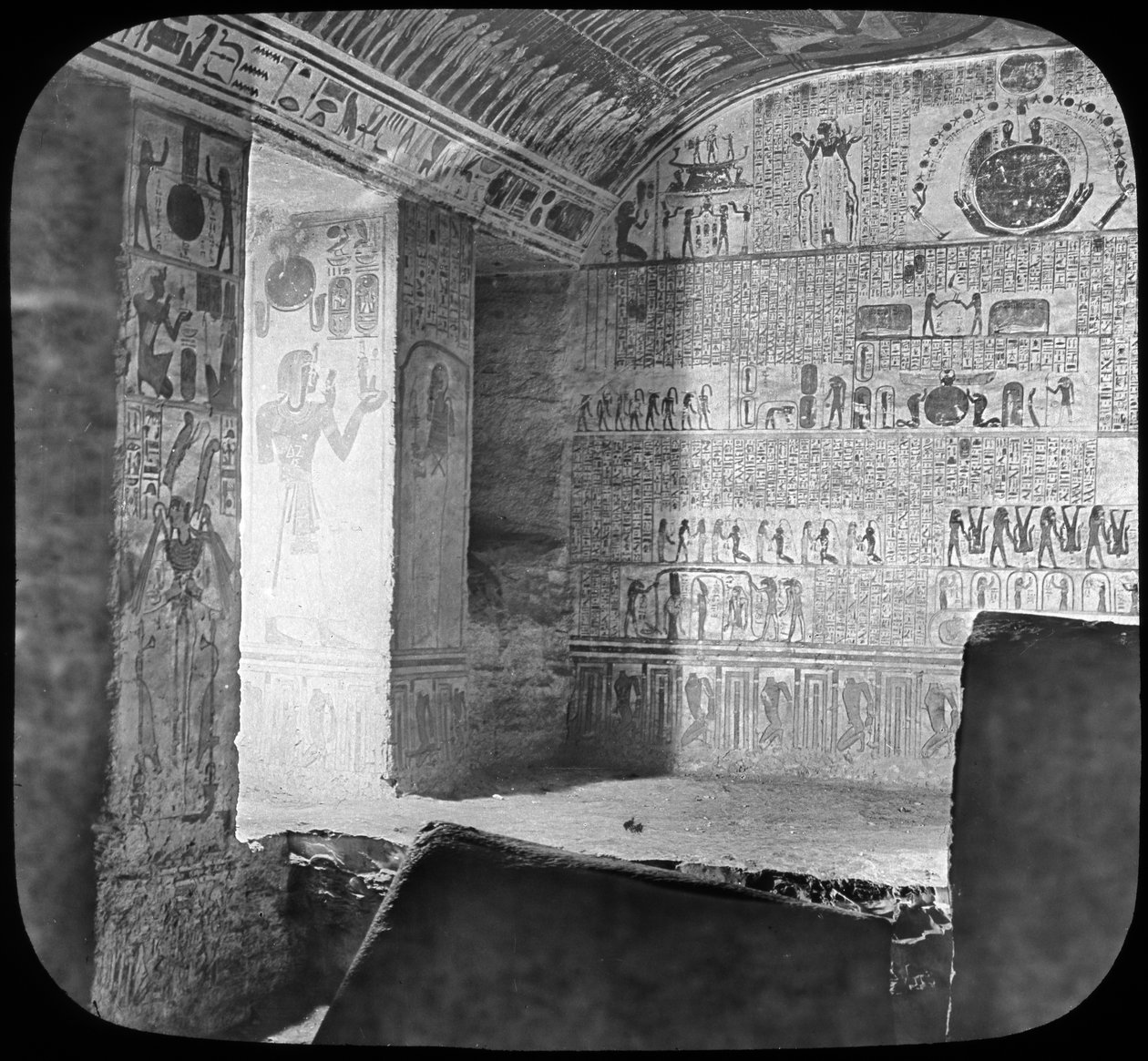 Sarcófago y cámara funeraria de Ramsés VI, Valle de los Reyes, Egipto, c. 1890 de Newton and Co