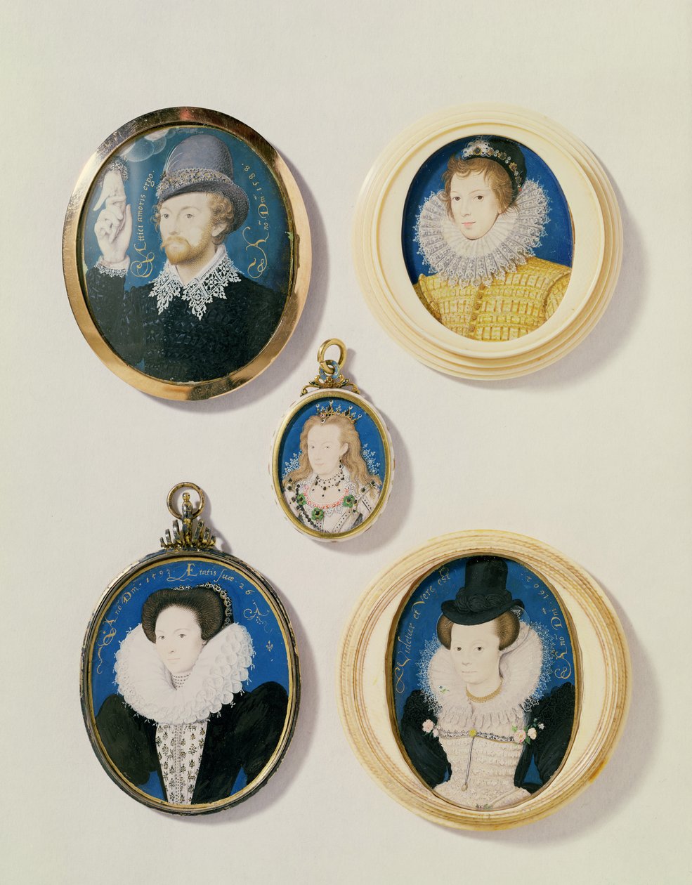 Miniaturas, de izquierda a derecha, de arriba a abajo: Hombre con una mano de una nube; Joven desconocido, 1588; Sra. Holland de 26 años, 1593; Arabella Stuart, Duquesa de Lennox; Dama desconocida de Nicholas Hilliard