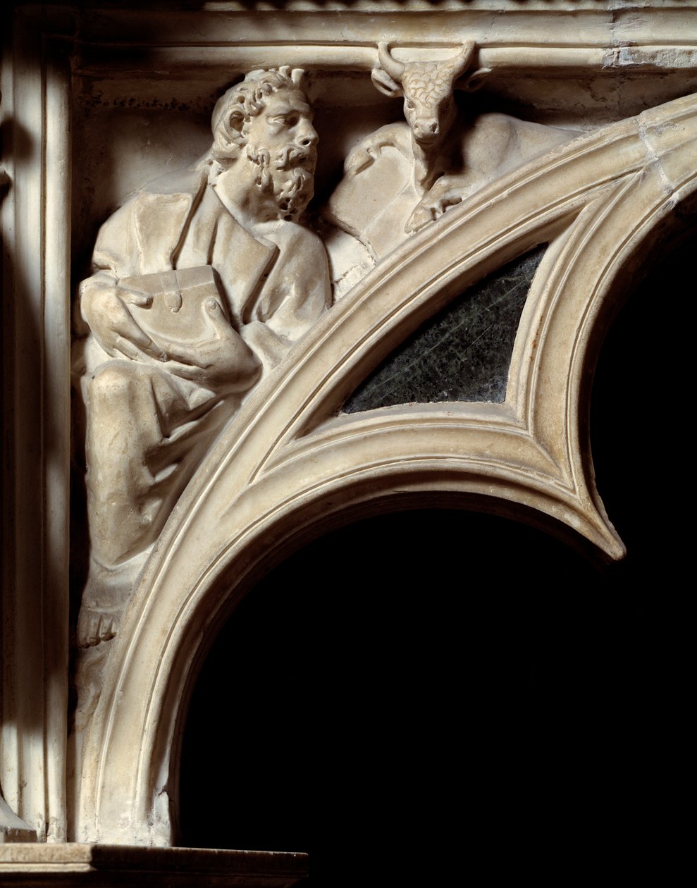Arte gótico: San Lucas Evangelista, detalle de los arcos del púlpito de mármol de Nicola Pisano