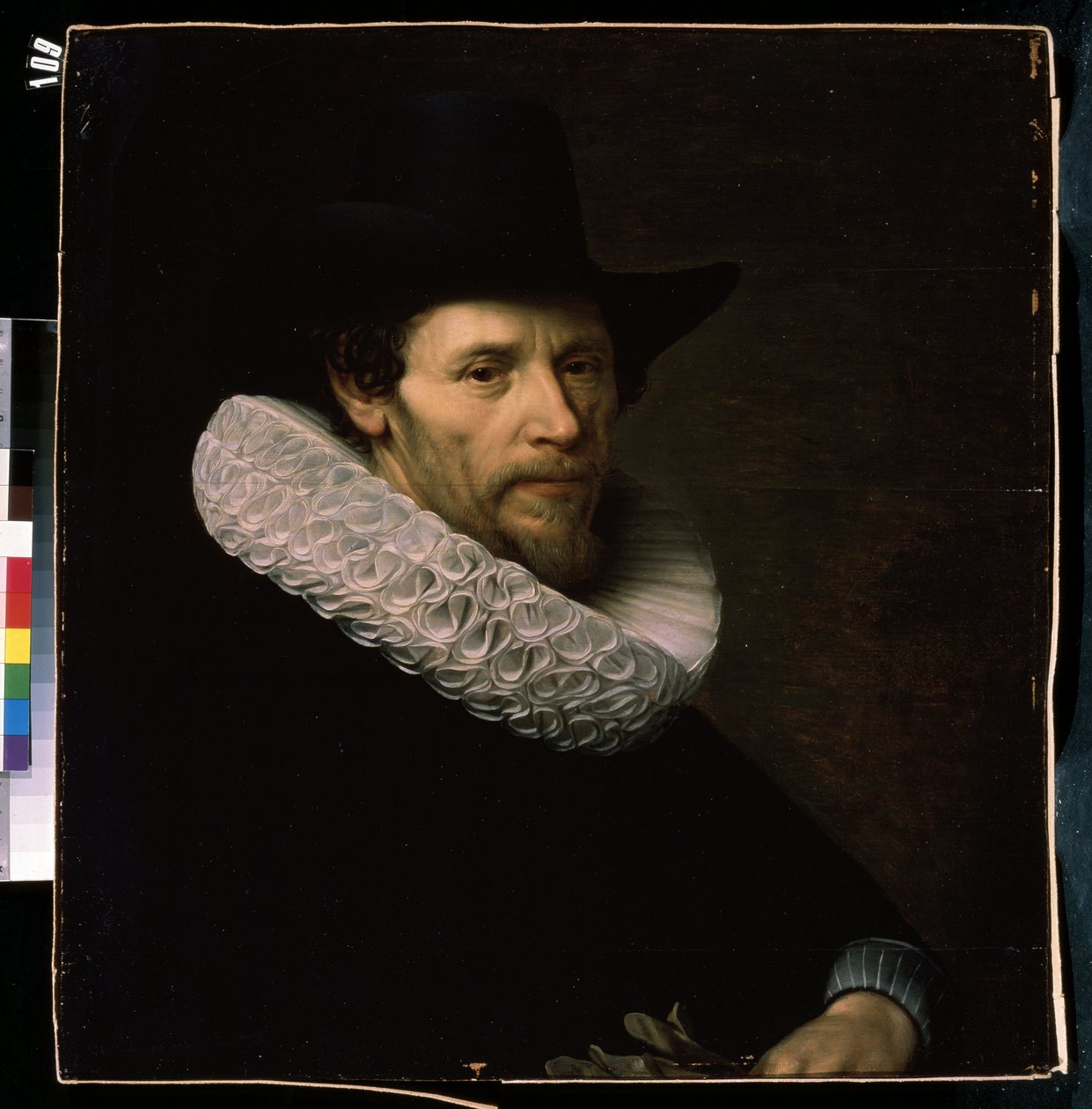 ""Retrato de un hombre con sombrero negro" Este es un notable holandés, que lleva una gorguera y un sombrero. Pintura de Nicolas Eliasz (1591-1655) Museo de Arte Mikhail Kroshitsky del siglo XVII, Sebastopol (Sebastopol) Ukr de Nicolaes Eliasz