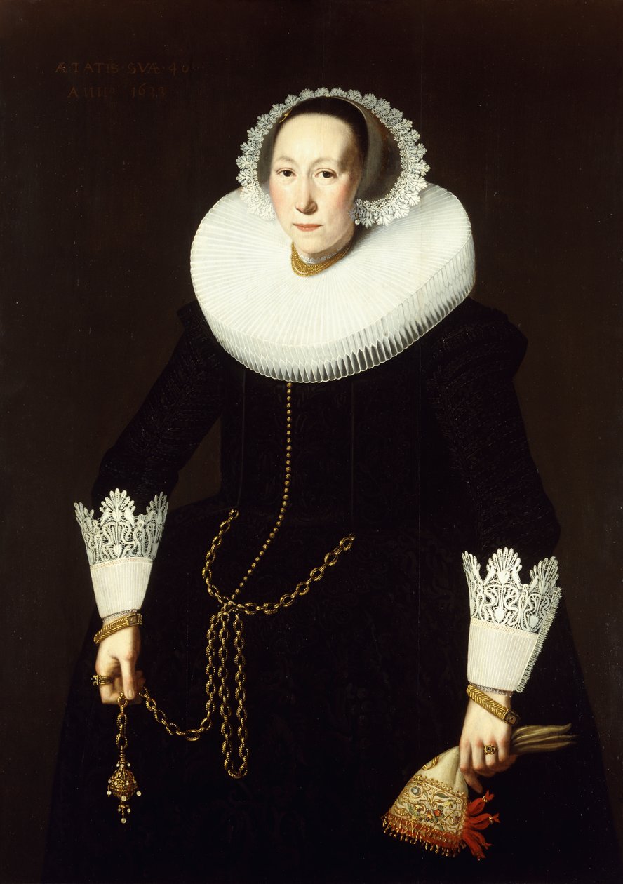 Retrato de una dama, de pie tres cuartos de longitud, con un elaborado traje negro, una gorguera blanca y puños de encaje, sosteniendo una cadena de oro y un par de guantes, 1633 de Nicolaes Eliasz