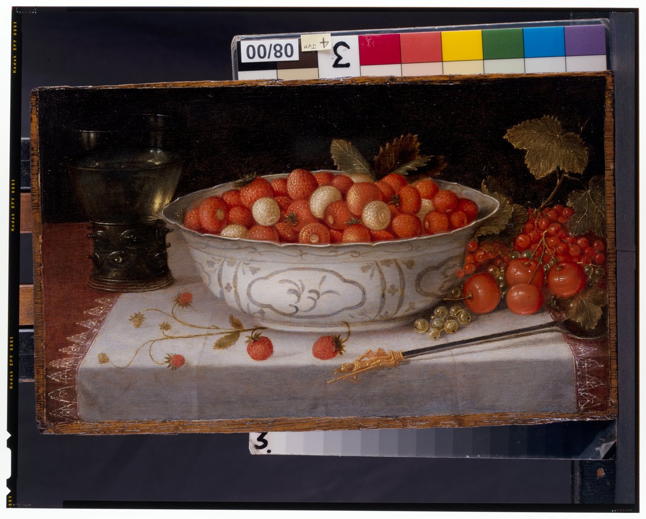 Bodegón de Fraises-De-Bois en un cuenco de porcelana Wanli de Nicolaes Gillis
