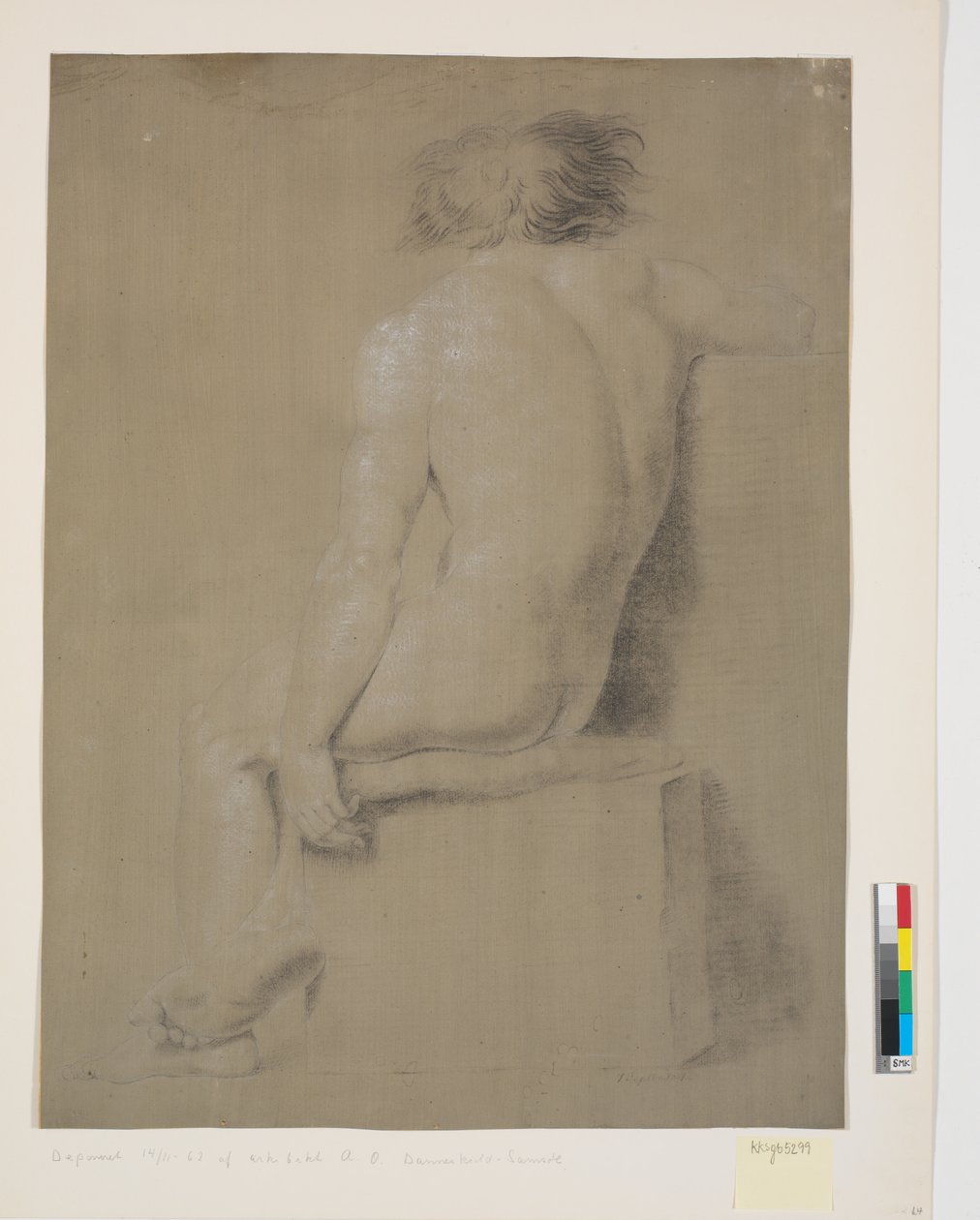 Modelo sentada en un pedestal alto con cojín. Vista desde atrás. Brazo derecho cortado. Brazo izquierdo colgando. Piernas cruzadas de Nicolai Abildgaard