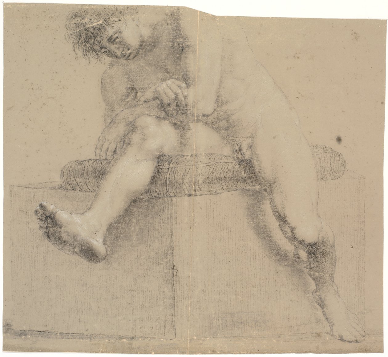 Modelo sentada en un pedestal bajo con almohada. Brazos cruzados. Pierna izquierda doblada, pierna derecha extendida de Nicolai Abildgaard