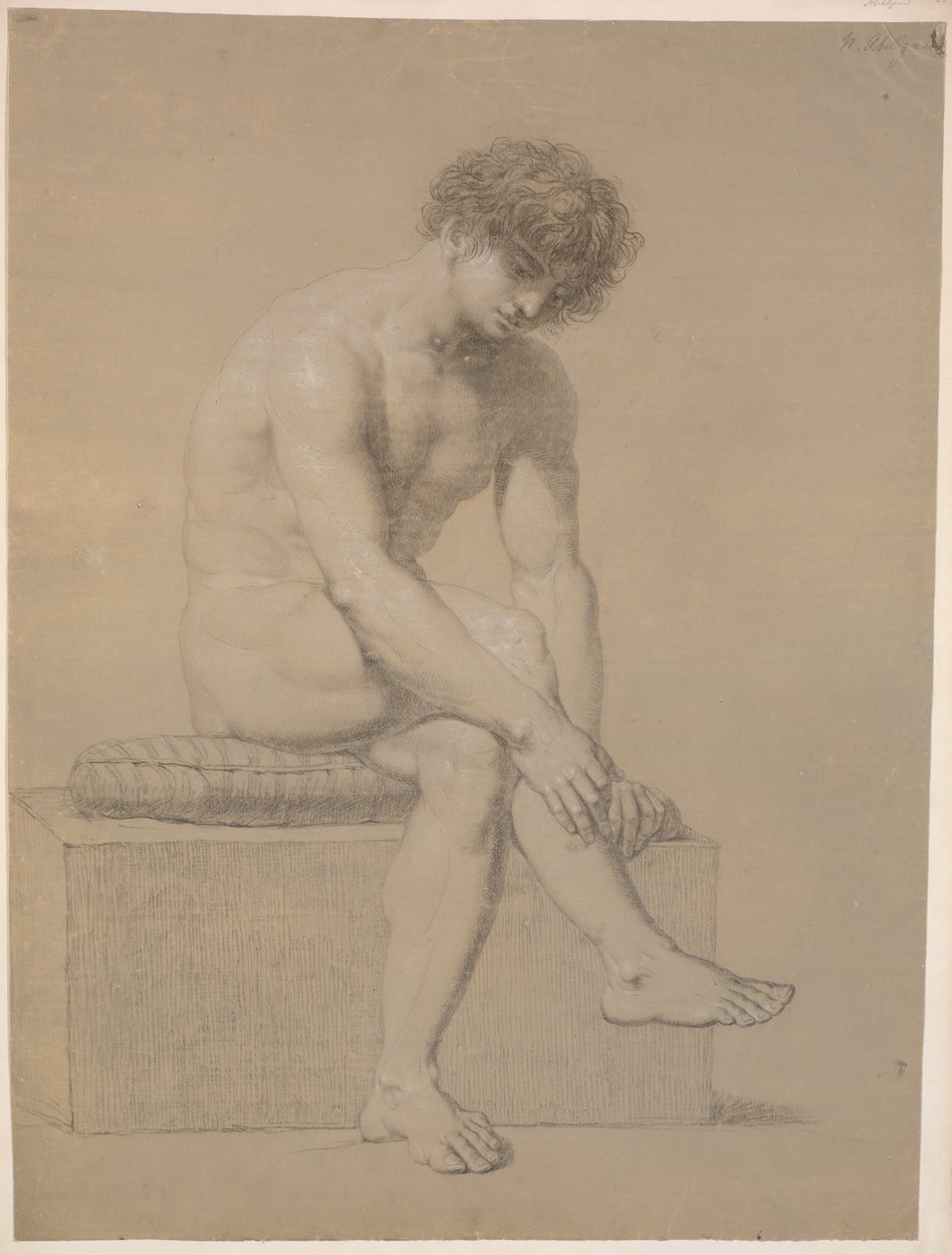 Modelo sentado en un pedestal bajo con cojín. Girado hacia la derecha. Brazos colgando. Piernas cruzadas de Nicolai Abildgaard